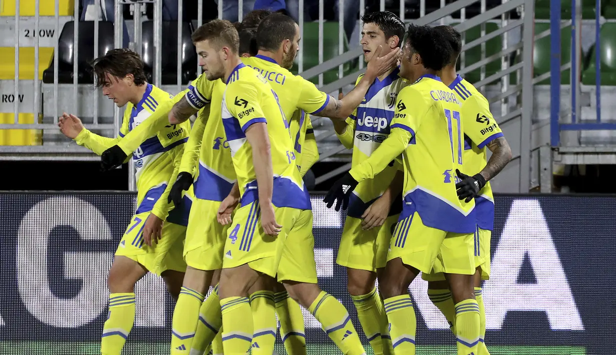 Sementara Juventus hanya bermain imbang 1-1 dengan tuan rumah Venezia. Juventus berhasil unggul terlebih dahulu melalui Alvaro Morata pada menit ke-32 usai memanfaatkan umpan Luca Pellegrini. (LaPresse via AP/Paola Garbuio)