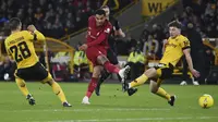 Pemain Liverpool Cody Gakpo, tengah, melakukan tembakan tepat sasaran selama pertandingan ulangan putaran ketiga Piala FA Inggris antara Wolverhampton Wanderers dan Liverpool di stadion Molineux di Wolverhampton, Inggris, Selasa 17 Januari 2023. (AP Photo/Rui Vieira)