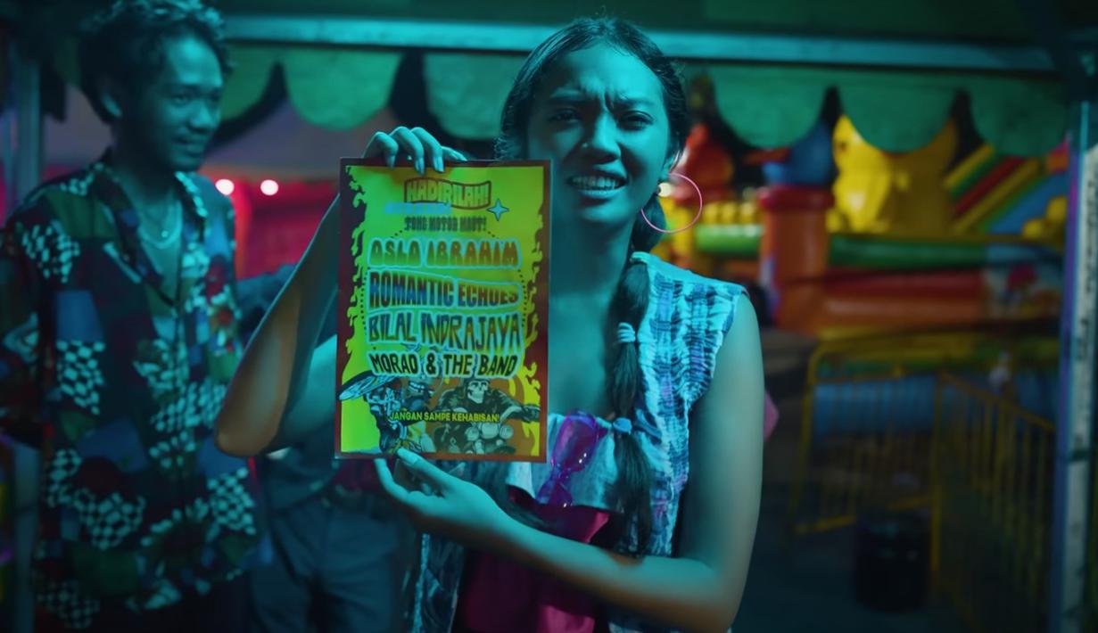 Model Anya Zen putri dari Ratih Sanggarwati yang juga dikenal sebagai kekasih Jerome Kurnia saat tampil di video lineup Synchronize Festival 2022. (Foto: YouTube/demajorsTV)