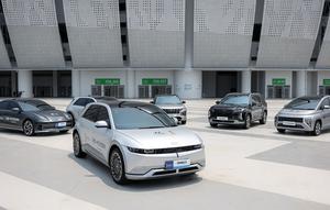 Sejumlah mobil Hyundai dari berbagai jenis dipamerkan saat Official Car Handover Ceremony FIFA U-17 World Cup Indonesia di Jakarta International Stadium (JIS), Jakarta, Selasa (07/11/2023). Sebanyak 148 mobil Hyundai dari berbagai jenis diserahkan untuk kendaraan ofisial FIFA selama Piala Dunia U-17 2023. (Bola.com/Bagaskara Lazuardi)