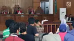 Pimpinan Jamaah Ansharut Daulah (JAD) Zainal Anshori menjalani sidang pembubaran di PN Jakarta Selatan, Selasa (24/7). JAD didakwa sebagai kelompok yang menggerakkan teror di Indonesia. (Liputan6.com/Immanuel Antonius)