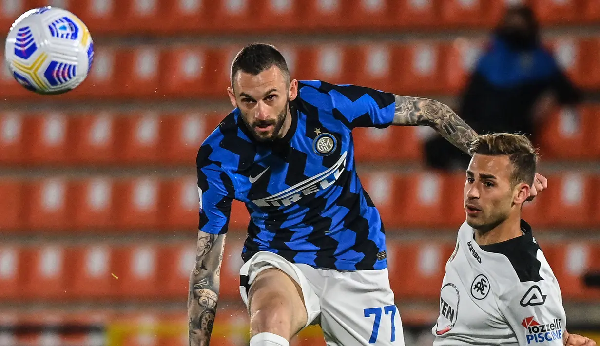 Marcelo Brozovic (kiri) merupakan pemain dibalik gemilangnya Hakimi dan Lukaku. Ia merupakan pilar penting racikan Conte untuk meraih gelar Scudetto musim 2020/2021 lalu. Brozovic memiliki kemampuan distribusi bola dan membaca permainan secara baik. (AFP/Andreas Solaro)