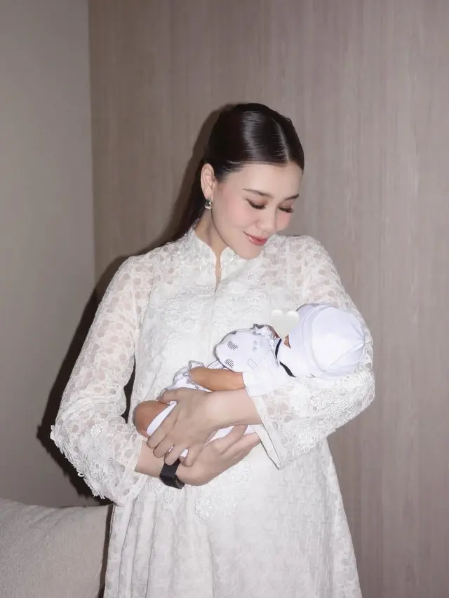 Potret Cantik Aaliyah Massaid Gelar Aqiqah Baby Arash, Pancarkan Aura Keibuan dengan Makeup Flawless