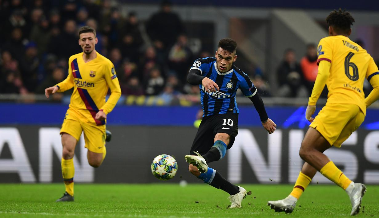 Striker Inter Milan, Lautaro Martinez, melepaskan tendangan ke gawang Barcelona  pada laga Liga Champions di Stadion San Siro, Milan, Selasa (10/12). Inter kalah 1-2 dari Barcelona. (AFP/Miguel Medina)