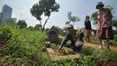 Umat Kristiani melakukan ziarah ke makam keluarga dan kerabatnya pada momen Paskah di TPU Menteng Pulo, Jakarta, Minggu (5/4/2015). (Liputan6.com/Faizal Fanani)