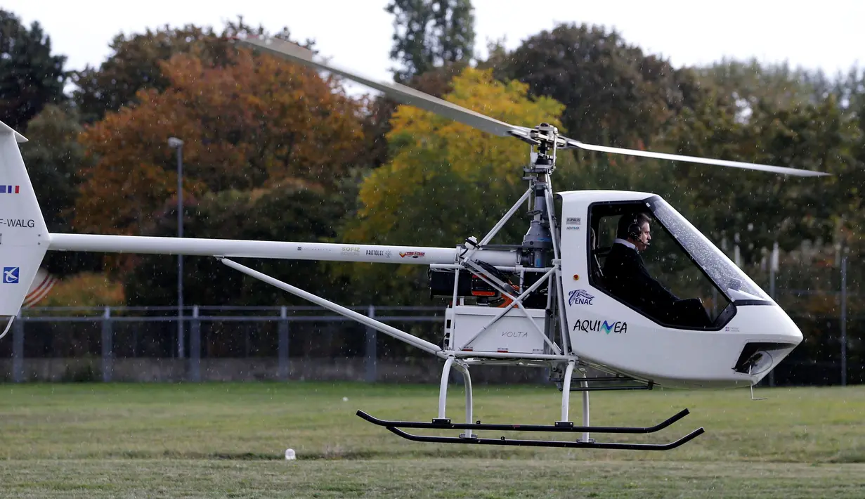 Helikopter listrik buatan Prancis saat uji coba terbang di Paris Heliport, Issy-les-Moulineaux, Prancis, Rabu (19/10). Volta dibuat oleh sejumlah insinyur dari sekolah teknik ENAC. (REUTERS/Regis Duvignau)