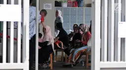 Pengunjung antre saat proses registrasi untuk menjenguk keluarga dan kerabatnya di Rumah Tahanan Kelas I Jakarta Timur Cabang Rutan KPK, Rabu (22/8). (Merdeka.com/Iqbal Nugroho)