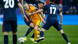 Gelandang Barcelona, Andres Iniesta berusaha melewati beberapa pemain Atletico Madrid di leg kedua Liga Champions di Vicente Calderon, Madrid, (14/4). Atletico menang atas Barcelona dengan skor 2-0. (Reuters/Juan Medina)