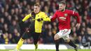 Striker Manchester United, Marcus Rashford, berusaha melewati pemain Watford, Gerard Deulofeu, pada laga Premier League 2019 di Stadion Vicarage Road, Minggu (22/12). Watford menang 2-0 atas Manchester United. (AP/Petros Karadjias)