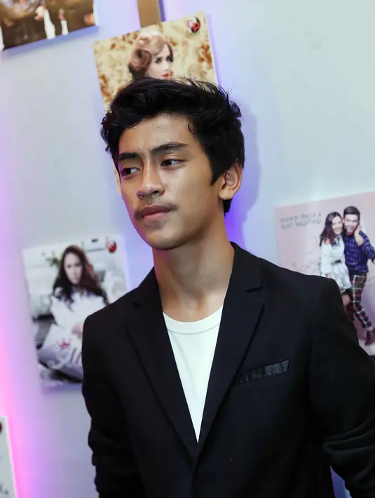 Bagi Abidzar, ia masih tergambar jelas kenangan bersama ayahnya. Begitu juga dengan Umi Pipik yang sering merasa sedih saat mendoakan almarhum suaminya. (Nurwahyunan/Bintang.com)