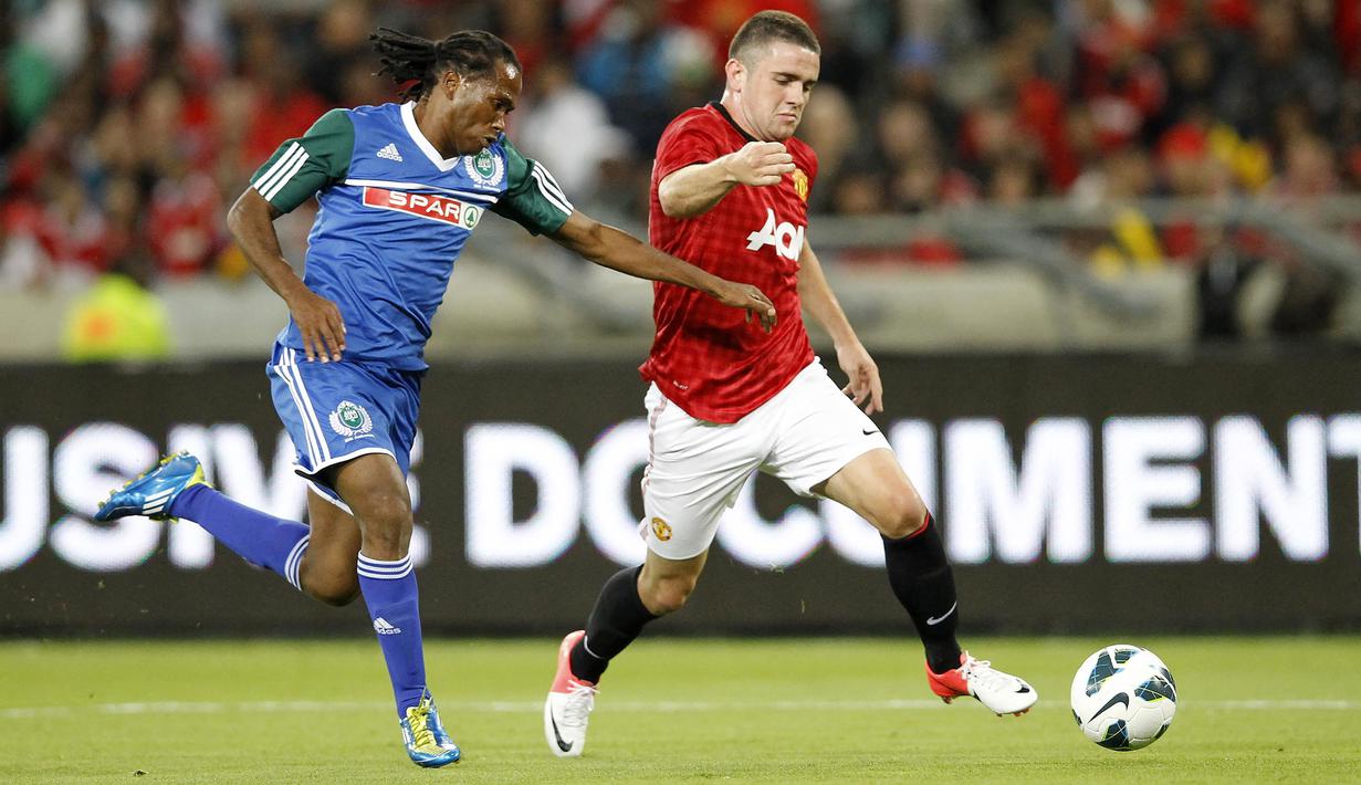 Scott Wootton. Bek tengah Inggris berusia 30 tahun yang sejak tengah musim 2021/2022 membela Wellington Phoenix di Liga Australia ini pernah berseragam Nottingham Forest pada musim 2011/2012 dengan status pinjaman. Ia didatangkan dari Manchester United pada tengah musim 2011/2012 dan hanya memperkuat Nottingham Forest hingga akhir musim dan hanya tampil dalam 13 laga. Pada awal musim 2013/2014, pemain yang merupakan anggota Akademi Setan Merah sejak tengah musim 2007/2008 ini dilepas permanen MU U-21 ke Leeds United dengan nilai transfer 1,1 juta euro. (AFP/Anesh Debiky)