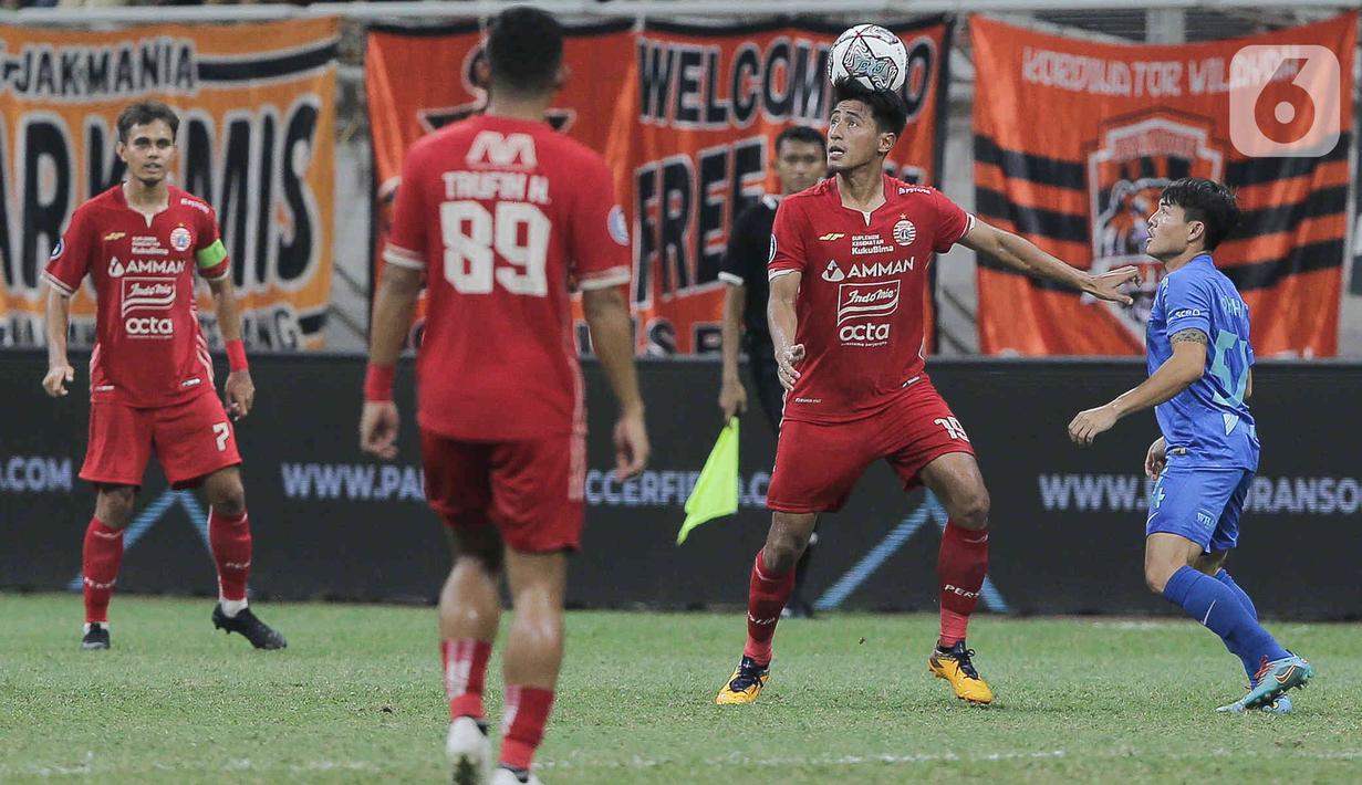 Pesepak bola Persija Jakarta Hanif Syahbandi mempertahankan bola  pada laga persahabatan saat melawan Chonburi FC dalam rangka peresmian Stadion Jakarta International Stadium (JIS) di Jakarta, Minggu (24/7/2022). Pertandingan berakhir imbang dengan skor 3-3. (Liputan6.com/Herman Zakharia)