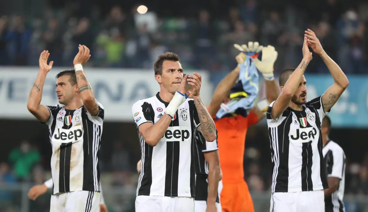 Para pemain Juventus memberikan salam kepada fans usai melawan Chievo Verona pada laga Serie A di Bentegodi Stadium, (6/11/2016). (EPA/Simone Venezia)