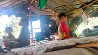 Ketiga anak Mat Atam, Suku Anak Dalam (SAD) Batin Sembilan nomadden saat bersantai di dalam pondokannya di Hutan Harapan (Liputan6.com / Nefri Inge)
