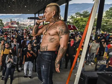 Musisi JKE dari grup rap Crew Peligrosos tampil selama protes melawan pemerintah Presiden Kolombia Ivan Duque, di Medellin, Kolombia (26/5/2021).  Secara resmi, 43 orang tewas dalam bentrokan sejak protes dimulai, awalnya menentang usulan pajak reformasi yang telah ditarik. (AFP/Joaquin Sarmiento)