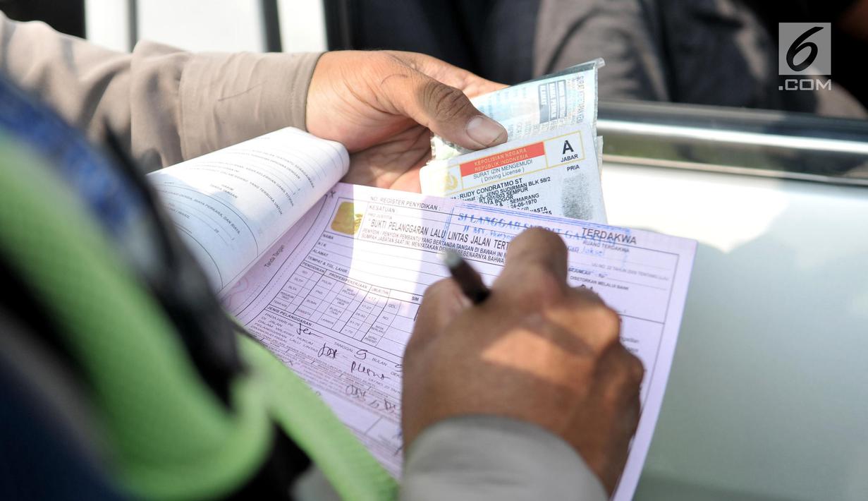 Polisi menilang pengendara yang melanggar pemberlakuan perluasan sistem ganjil genap di Jalan Salemba Raya, Jakarta, Senin (9/9/2019). Pada masa uji coba, polisi hanya melakukan upaya preventif seperti sosialisasi kepada pelanggar. (merdeka.com/Iqbal Nugroho)