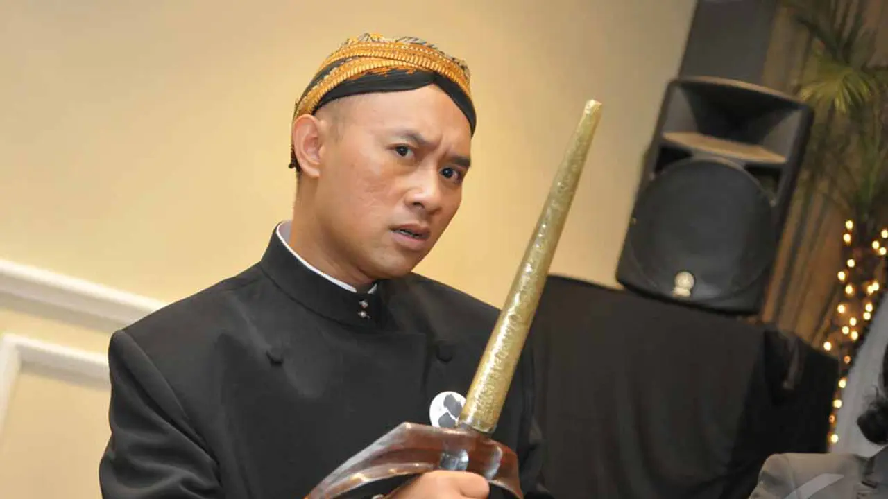 Gaya Ronal Pamer Keris