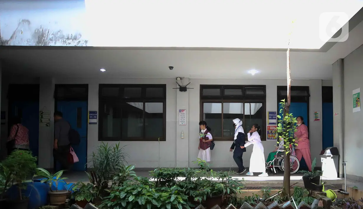 Diantar orang tua hingga keluarga, siswa-siswi berkebutuhan khusus di SLB YPAC terlihat antusias menyambut tahun ajaran baru. (Liputan6.com/Herman Zakharia)