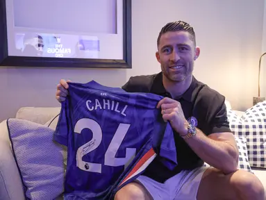 Mantan bek tim Liga Premier Inggris, Chelsea, Gary Cahill, menunjukkan jerseynya saat hadir di Jakarta, Sabtu (29/11/2025) sore WIB. Mantan bek tim Liga Premier Inggris, Chelsea, Gary Cahill hadir di Jakarta, Sabtu (29/11/2025) sore WIB. (Bola.com/Abdul Aziz)