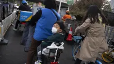 Seorang anak yang mengenakan masker duduk di belakang skuter di persimpangan di Beijing, Kamis (28/4/2022). Beijing mengalihkan lebih banyak kelas secara online pada hari Kamis dalam pengetatan pembatasan COVID-19 lebih lanjut, karena ibu kota China berupaya mencegah penyebaran yang lebih luas. (AP Photo/Mark Schiefelbein)
&nbsp;
&nbsp;