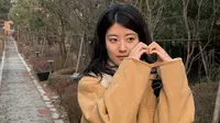Nam Ji Hyun Berpose Heart Sign (credit: instagram.com/hyuniiiiiii_95917)