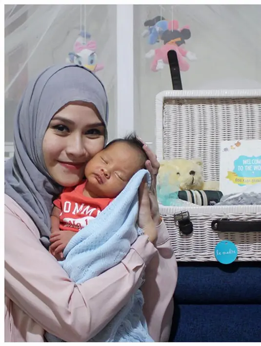 Bayi mungilnya sedang tertidur pulas dipelukan artis yang namanya populer lewat sinetron 'Kiamat Sudah Dekat' itu. (Bintang.com/@zaskiadyamecca)