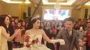 Pernikahan adik Angel Karamoy itu berjalan lancar dan khidmat di Palangkaraya, Kalimantan Tengah, Kamis (30/3/2017). Turut menyaksikan dalam hari bahagianya, keluarga, kerabat serta sahabat dekat terlihat hadir. (dok. Instagram/axcelkeziawedding)