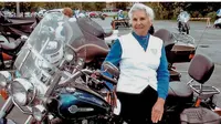 Nenek berusia 93 tahun, Gloria Struck yang masih setia riding (Rideapart)