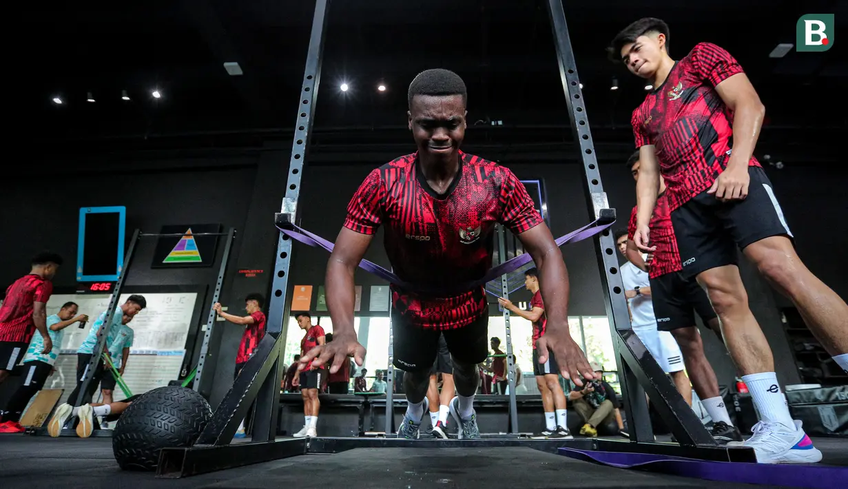 Pemain Timnas Indonesia U-20, Meshaal Hamzah melakukan latihan fisik di GBK Empire Fit Club, Senayan, Jakarta, Rabu (15/05/2024). (Bola.com/Bagaskara Lazuardi)