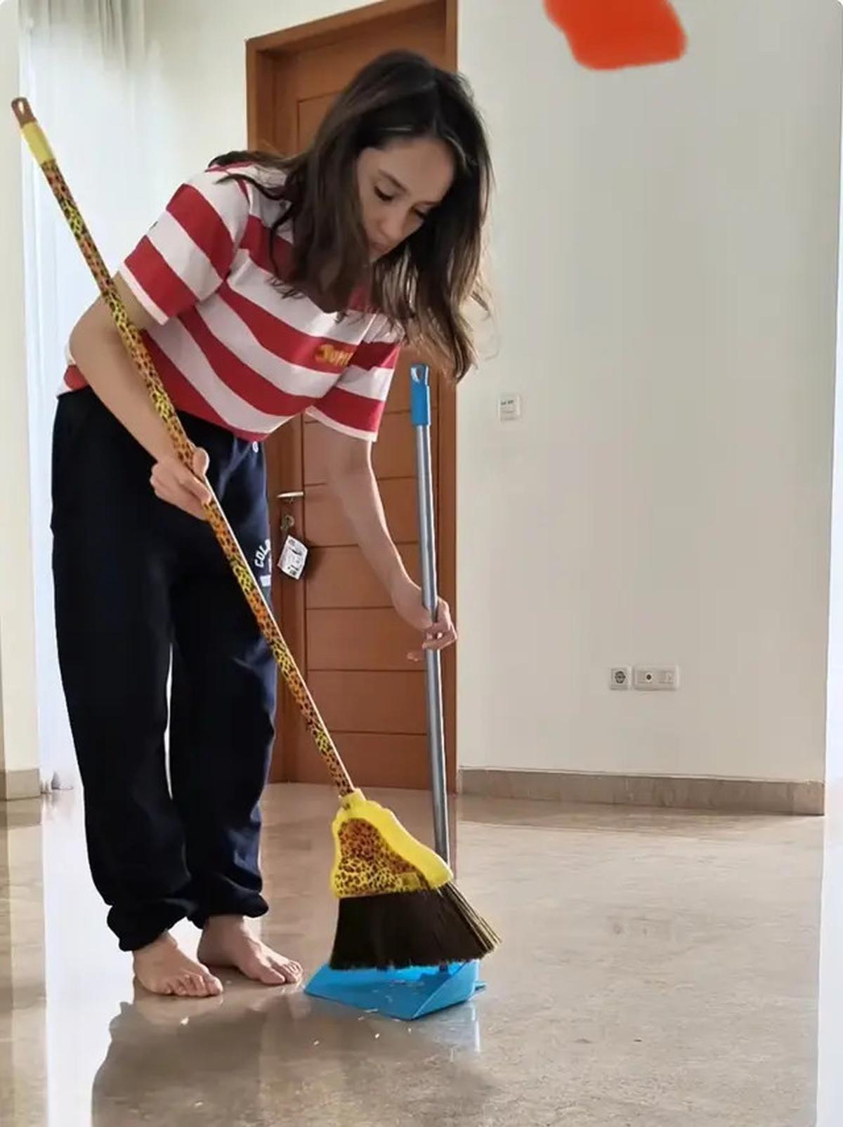 6 Potret Wajah Natural Cinta Laura Bersih-Bersih Rumahnya saat Ditinggal Mudik ART, Kamar Kucingnya Curi Perhatian