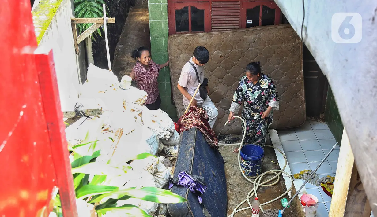 Aktivitas warga terdampak banjir pun nyaris lumpuh. (Liputan6.com/Angga Yuniar)
