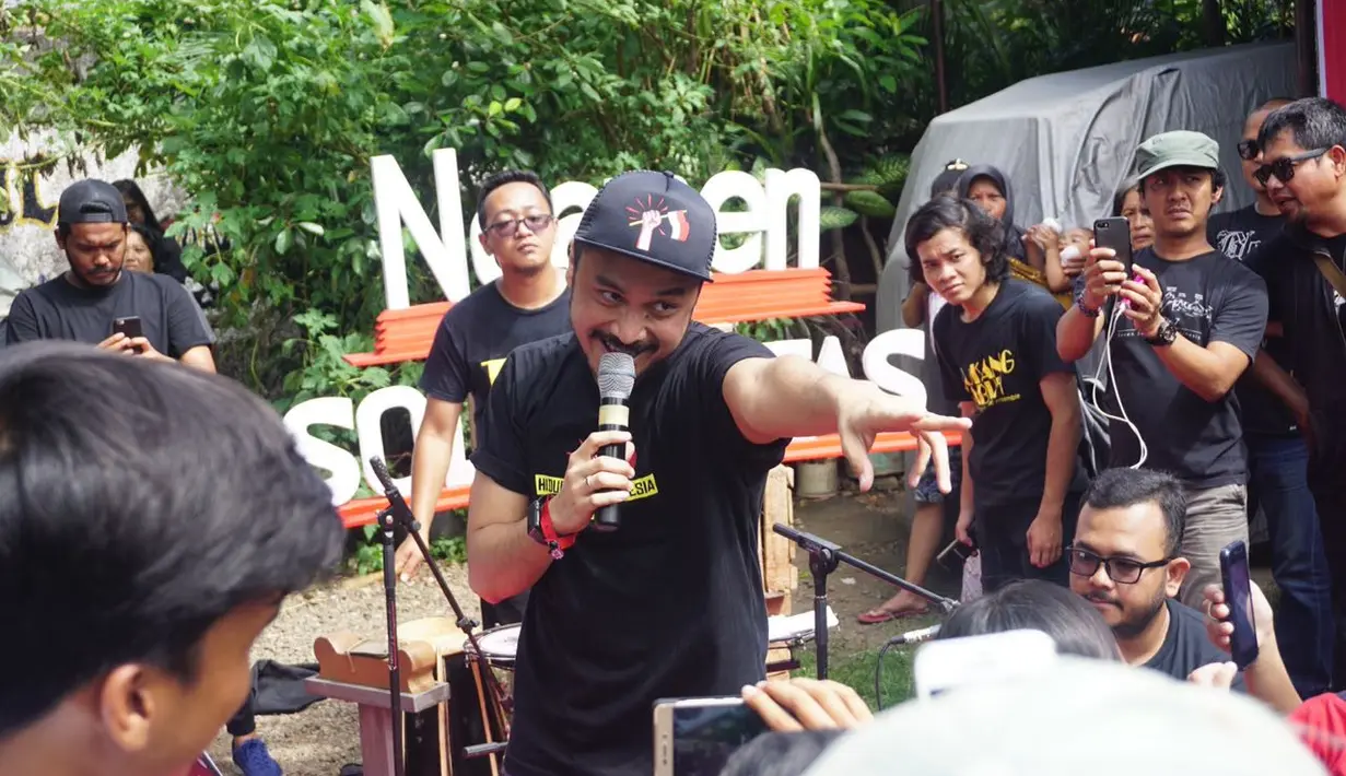 "Karena sekarang kayaknya panas ya, di sosial media panas banget kita ingin-ingetin aja. Selain ada musisi, ada saya juga atas nama sendiri," terang Giring. (Syaiful Bahri/Bintang.com)