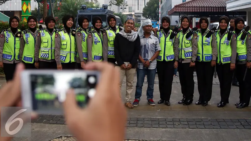 20161104- Polwan Cantik Jadi Objek Foto Bersama Pendemo-Jakarta-Johan Tallo