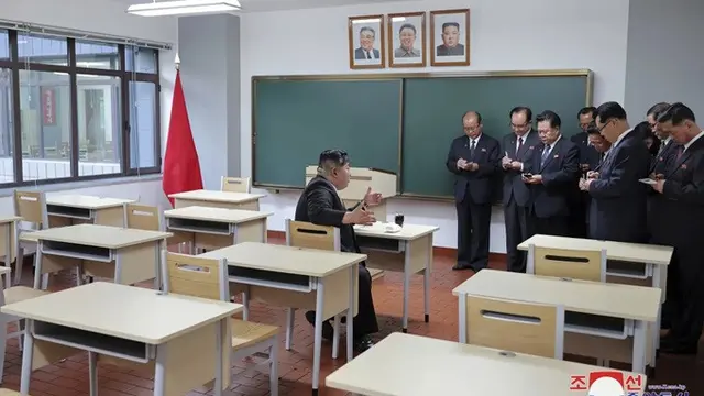 Pemimpin Korea Utara Kim Jong Un memeriksa ruang kelas sekolah pelatihan kader pusat yang baru dibangun di Pyongyang, Korea Utara, Selasa, (21/5/2024).
