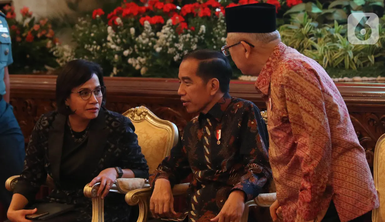 Presiden Joko Widodo berdiskusi dengan Wakil Presiden Ma'ruf Amin dan Menkeu Sri Mulyani saat acara penyerahan Daftar Isian Pelaksanaan Anggaran (DIPA) dan Daftar Alokasi Transfer Daerah serta Dana Desa  Tahun 2020 di Istana Negara, Jakarta, Kamis (14/11/2019). (Liputan6.com/Angga Yuniar)