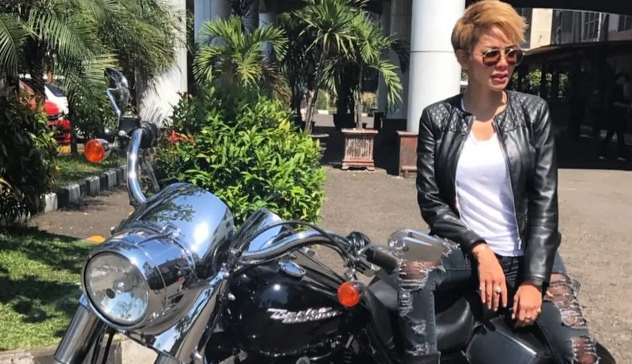 Selain jurusannya, ternyata Nikita pun memilih universitas yang sangat diidolakan banyak orang. Mengaku dirinya pintar, Nikita ternyata ingin berkuliah di UI (Universitas Indonesia). (Instagram/nikitamirzanimawardi_17)