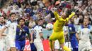 Kiper timnas Inggris, Jordan Pickford berusaha menghalau bola dari kemelut yang terjadi didepan gawangnya saat pertandingan melawan negeri Paman Sam. (AP Photo/Andre Penner)