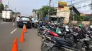 Sejumlah sepeda motor terparkir di sekitar trotoar kawasan Jatinegara, Jakarta, Selasa (14/7/2020). Tidak adanya sanksi tegas membuat trotoar yang telah diperlebar tersebut justru dimanfaatkan sebagai lahan parkir liar yang mengganggu ketertiban umum. (Liputan6.com/Immanuel Antonius)