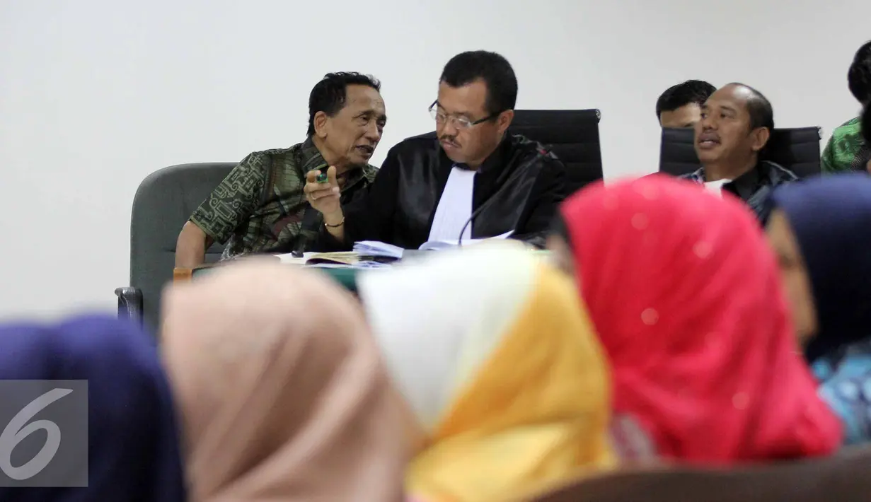Fuad Amin (kiri) berbincang dengan kuasa hukumnya saat mengikuti sidang lanjutan dugaan di Pengadilan Tipikor, Jakarta, Kamis (6/8/2015). Agenda sidang tersebut mendengarkan keterangan 17saksi. (Liputan6.com/Helmi Afandi)