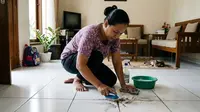 10 Cara Membersihkan Nat Lantai yang Menghitam Tanpa Disikat Lama