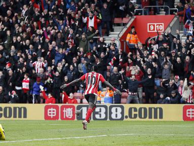 Pemain Southampton, Sadio Mane merayakan golnya ke gawang Liverpool pada lanjutan liga Inggris pekan ke-31 di Stadion St Mary, Southampton, Minggu (20/3/2016) WIB. (AFP/Adrian Dennis)