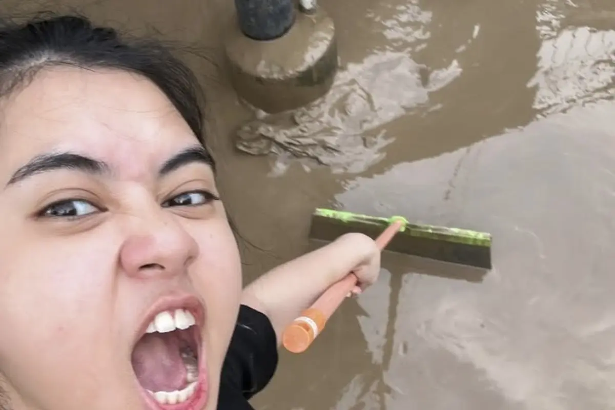 Ziva Magnolya saat Bersih-Bersih Pasca Banjir