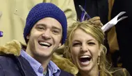 Justin Timberlake dan Britney Spears pada 2002. (AP Photo/Chris Gardner, File)