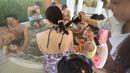Petugas melumuri punggung pengunjung dengan cokelat cair saat mandi spa cokelat di Hakone, Jepang, Senin (13/2). Mandi spa cokelat diadakan dalam rangka menyambut Hari Valentine. (AFP PHOTO / Kazuhiro Nogi)