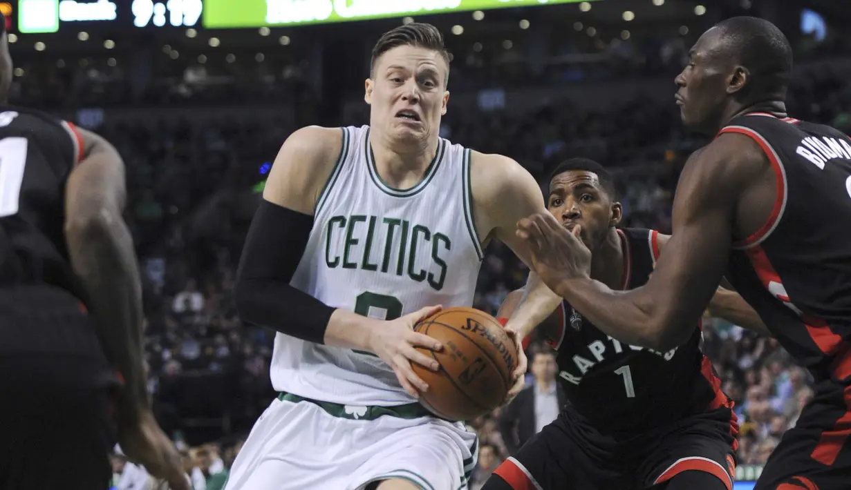 Pemain Boston Celtics, Jonas Jerebko (8) mencoba melewati hadangan para pemain Raptors pada lanjutan NBA di TD Garden Kamis (24/3/2016) WIB. Celtics menang 91-79.  (Mandatory Credit: Bob DeChiara-USA TODAY Sports)