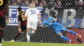 Peluang kedua terjadi pada menit ke-25. Kali ini eksekusi penalti Riyad Mahrez yang gagal mengubah skor. Tendangannya ke arah kanan gawang Kamil Grabara masih dapat ditepis kiper asal Polandia tersebut. (Ritzau Scanpix via AP/Liselotte Sabroe)