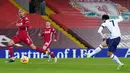 Striker Tottenham Hotspur, Son-Heung Min, mencetak gol untuk timnya ke gawang Liverpool dalam laga lanjutan Liga Inggris 2020/21 pekan ke-13 di Anfield Stadium, Rabu (16/12/2020). Tottenham kalah 1-2 dari Liverpool. (AFP/Jon Super/Pool)