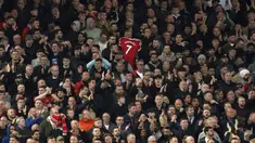 Ada momen menyejukkan saat Liverpool menjamu Manchester United di Anfield. Pendukung Liverpool atau yang sering dijuluki para Kopites memberikan dukungan untuk mega bintang MU, Cristiano Ronaldo yang sedang berduka karena kehilangan bayi laki-lakinya. (AP/Jon Super)