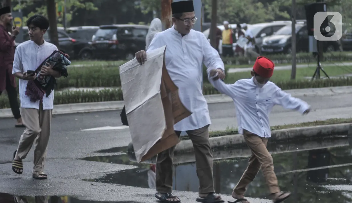 Jemaah Muhammadiyah saat tiba untuk menunaikan Salat Idul Fitri 1444 H di halaman Jakarta International Equestrian Park, Pulomas, Jakarta Timur, Jumat (21/4/2023). (merdeka.com/Iqbal S Nugroho)