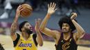 Pebasket LA Lakers, Anthony Davis (kiri) saat akan melempar bola ke ring dalam laga lanjutan babak reguler NBA melawan Cleveland Cavaliers di Quicken Loans Arena, Selasa (26/1/2021). (Foto: AP Photo/Tony Dejak)